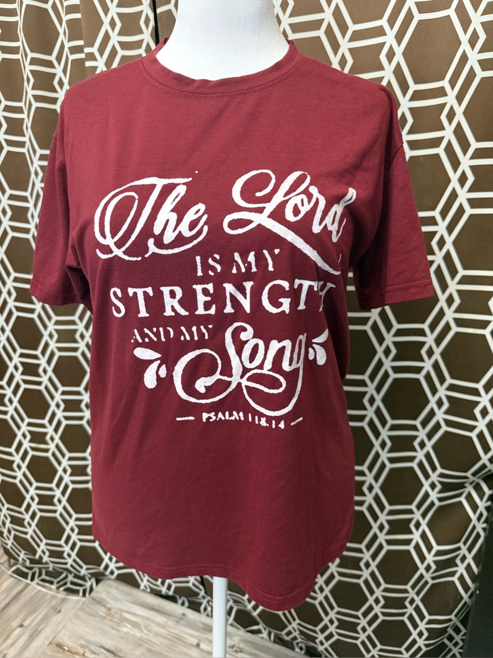 Amazing Faith Burgundy Graphic Quote T-Shirt Size Med Psalm 118:14 Short Sleeve